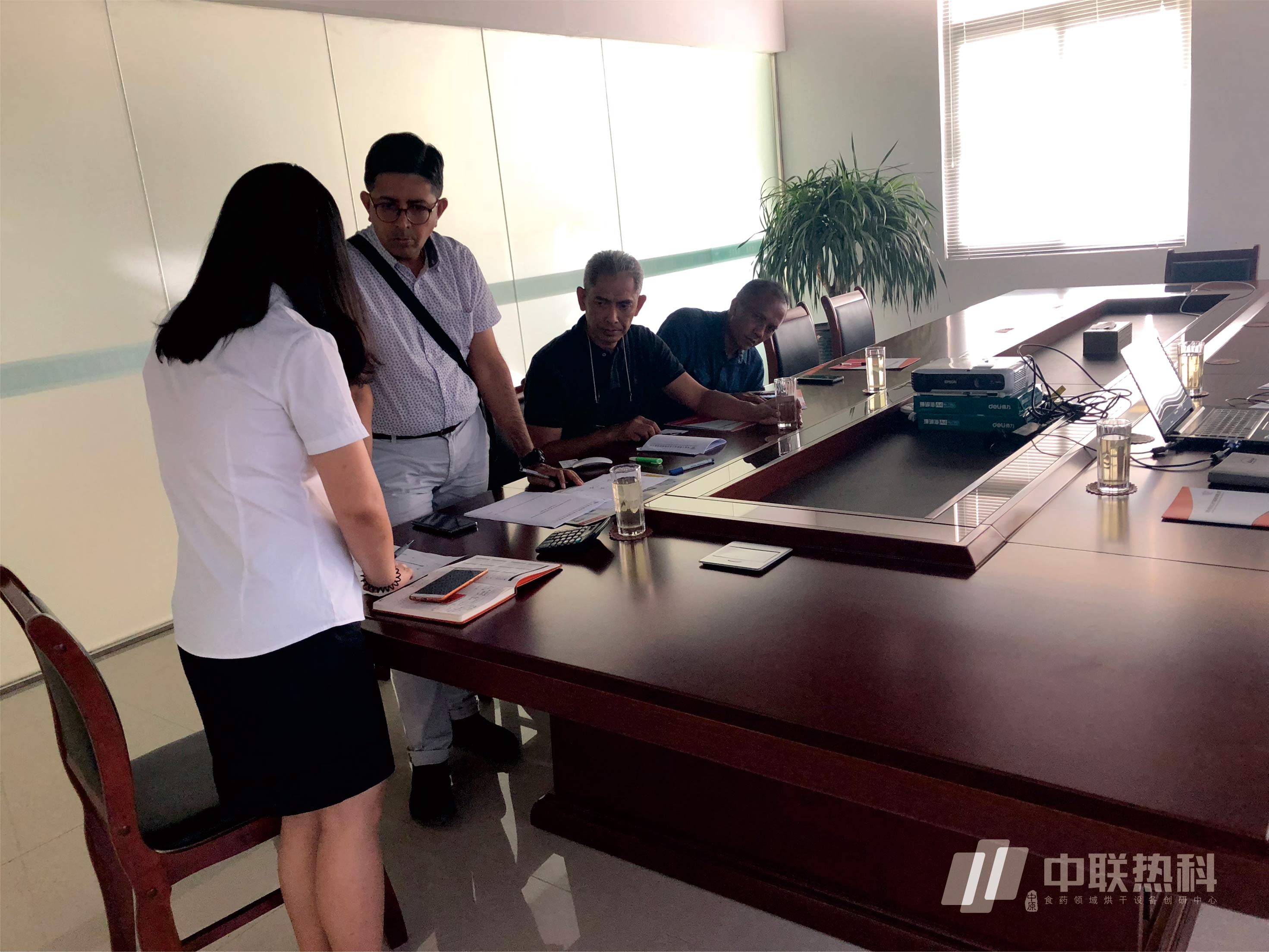 Visit of Indonesia customers to our factory